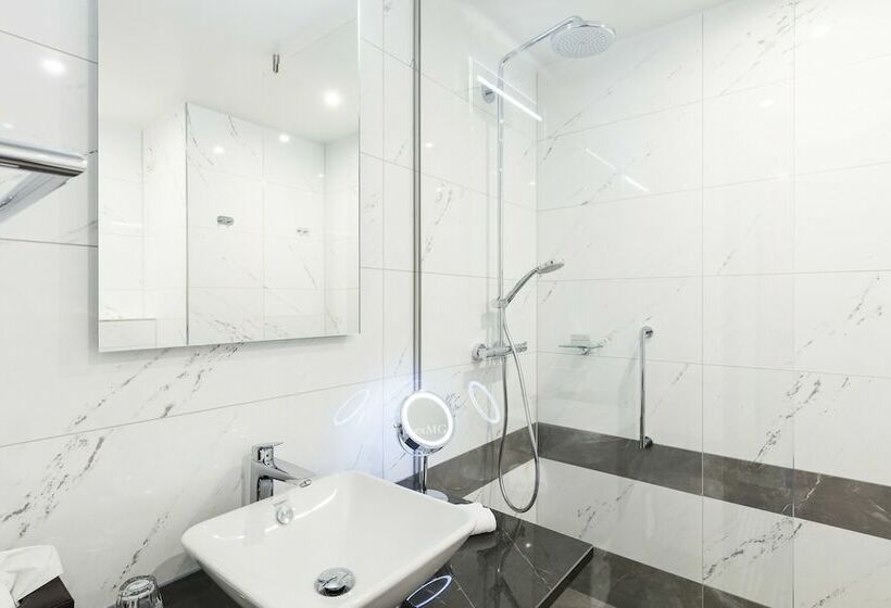 Superior Triple Room, Monet Garden Hotel Amsterdam
