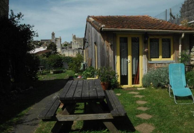 غرفة عائلية مطلّة علي الحديقة, La Maison Rouge