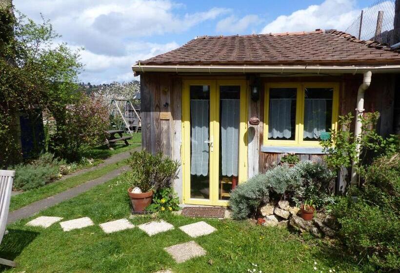 اتاق خانوادگی با چشم‌انداز باغ, La Maison Rouge