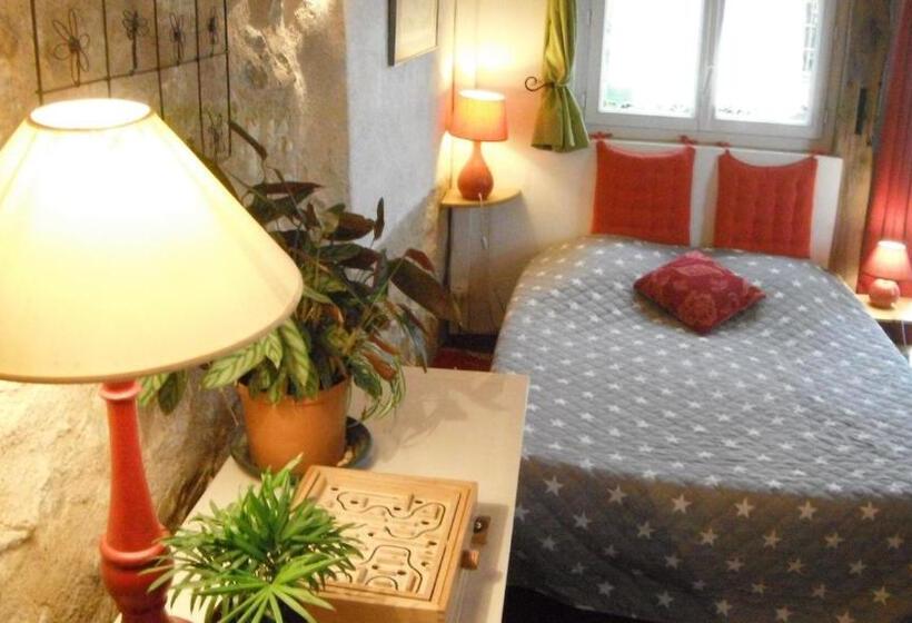 غرفة عائلية مطلّة علي الحديقة, La Maison Rouge