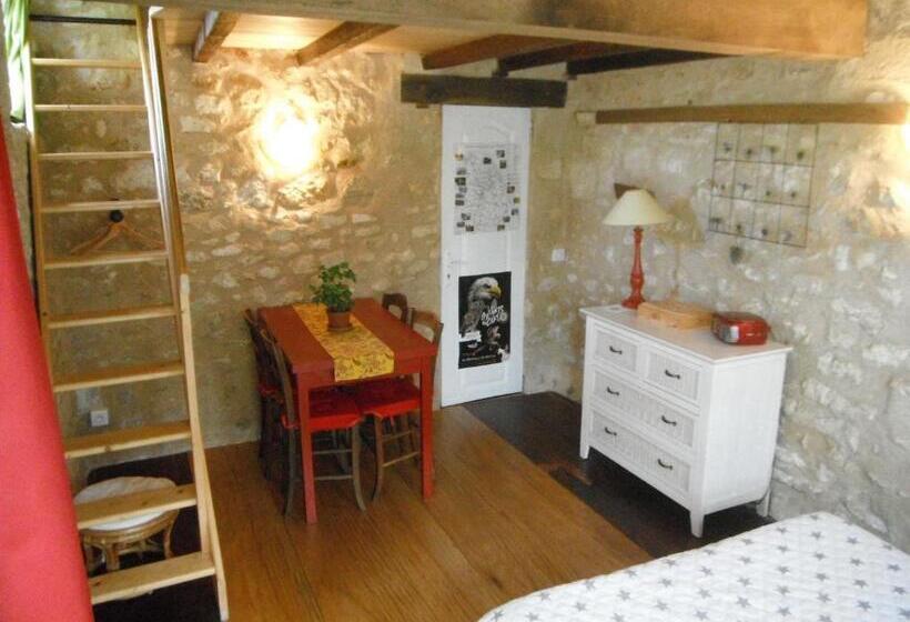 غرفة عائلية مطلّة علي الحديقة, La Maison Rouge