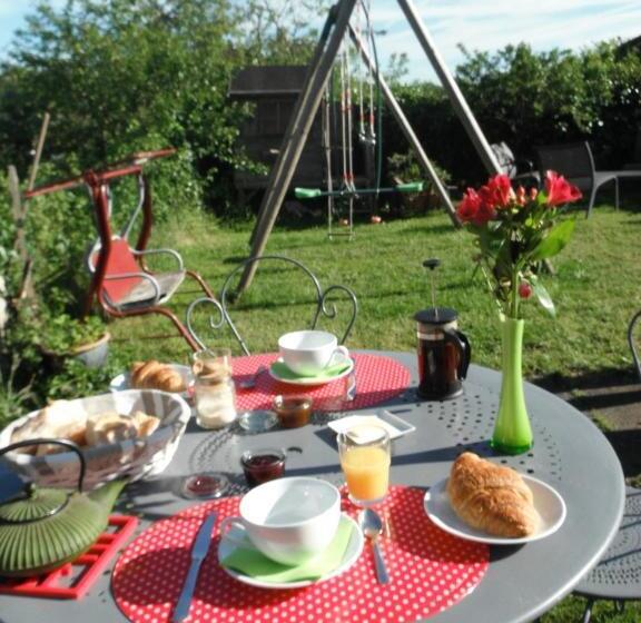 غرفة عائلية مطلّة علي الحديقة, La Maison Rouge