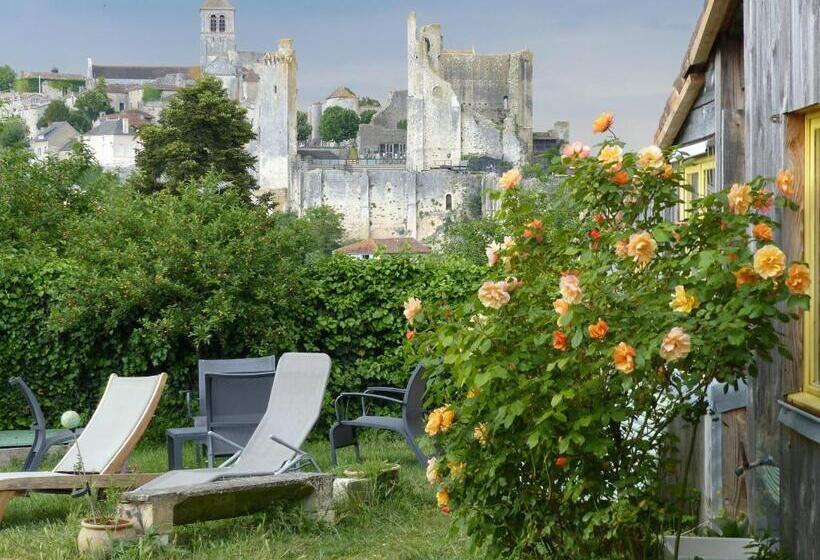 غرفة عائلية مطلّة علي الحديقة, La Maison Rouge