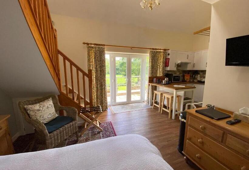 Perhehuone, Millbrook