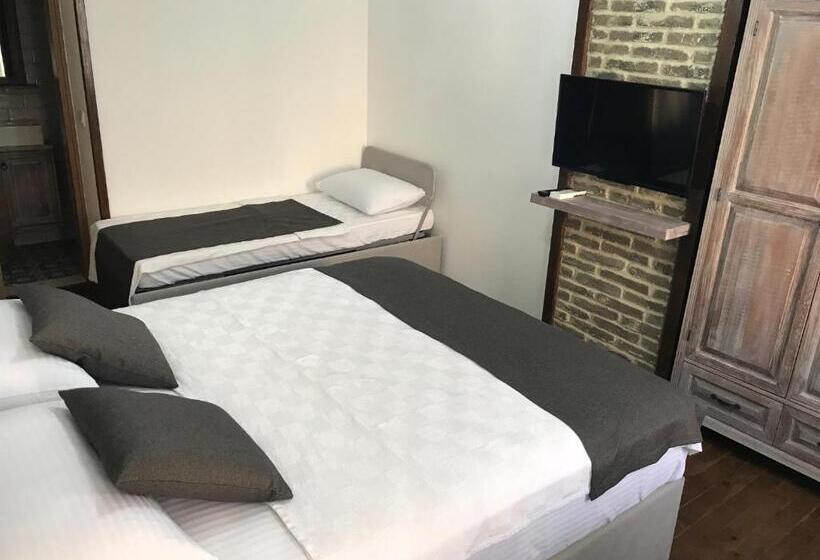 חדר סטנדרט לשלושה, Ayshe