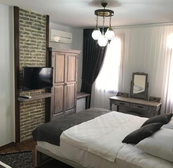 اتاق استاندارد سه نفره, Ayshe