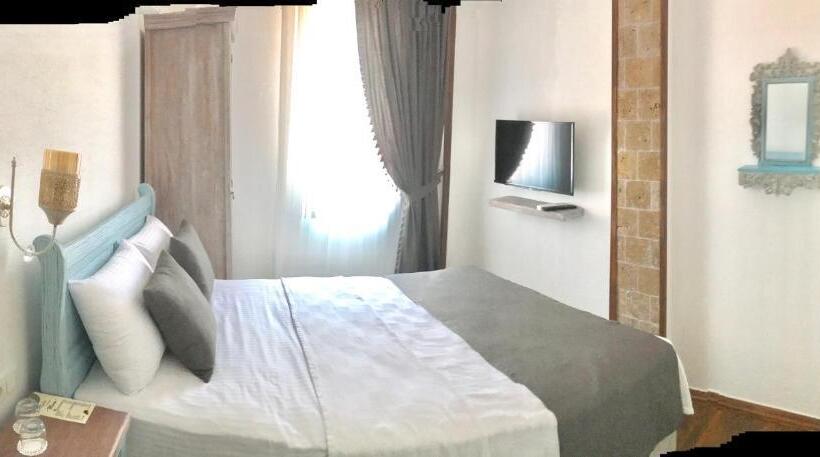 חדר סטנדרט לשלושה, Ayshe