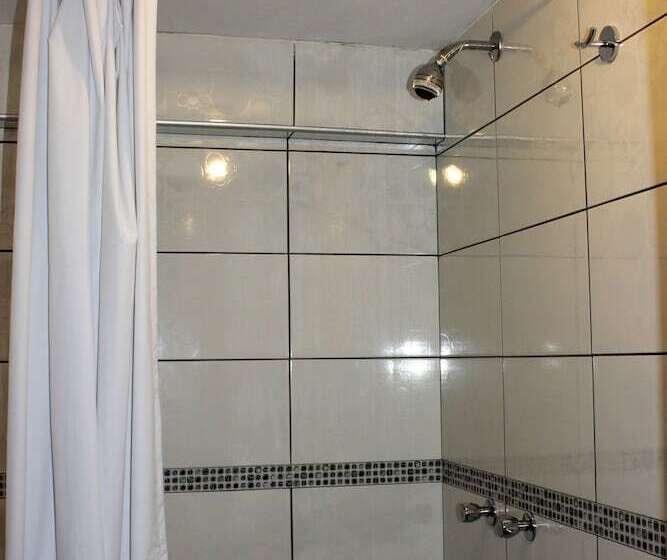 חדר משפחתי, Illary Inn