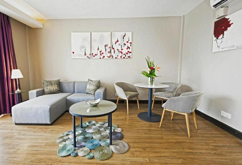 سوییت جونیور با بالکن, San Cristobal Boutique Hotel   Ivato Airport