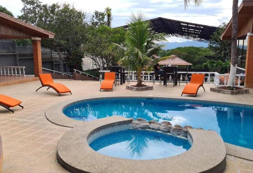 اتاق استاندارد چهار تخته, Uruka Lodge