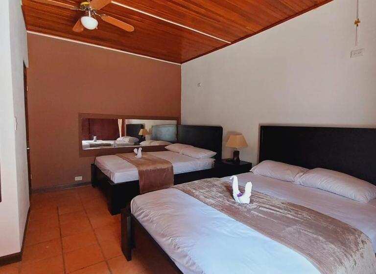 اتاق استاندارد چهار تخته, Uruka Lodge