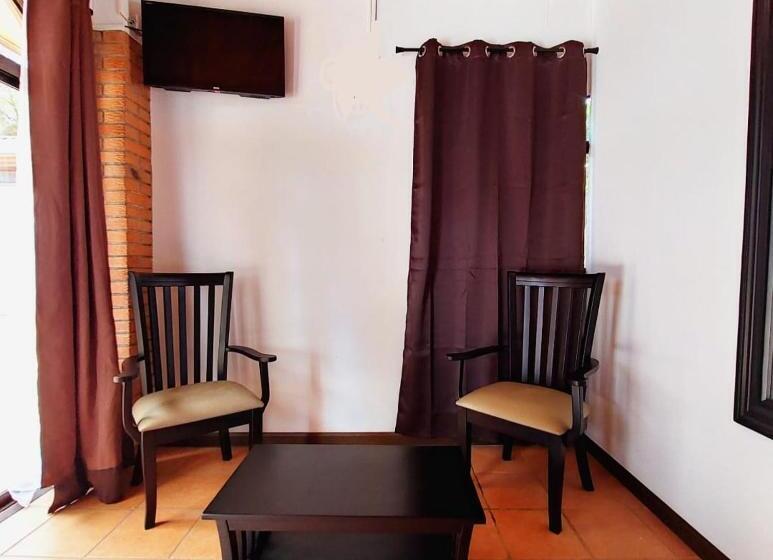 اتاق استاندارد چهار تخته, Uruka Lodge