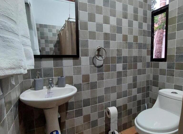 اتاق استاندارد چهار تخته, Uruka Lodge