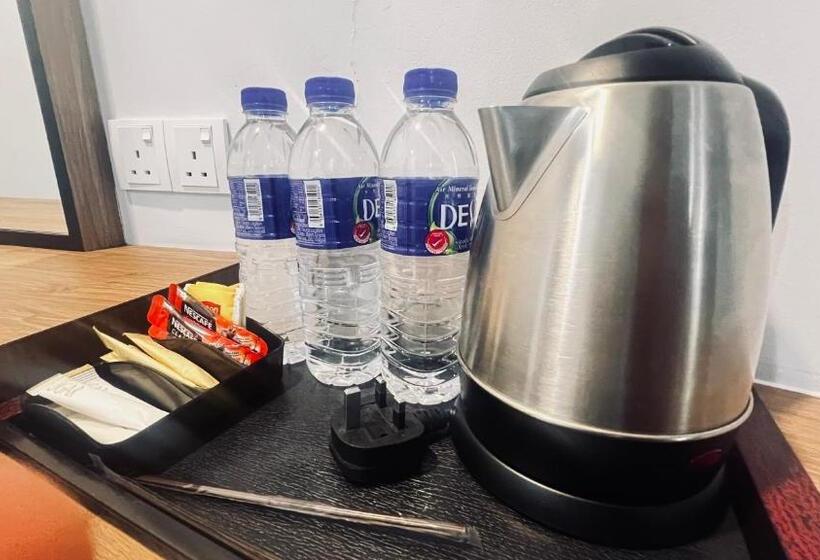 חדר קומפורט לשלושה, Sin Lien