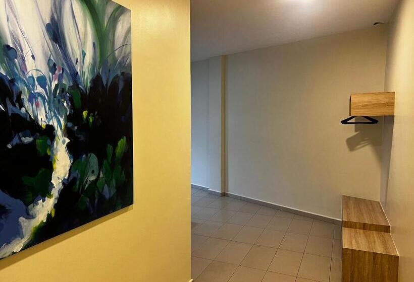 חדר קומפורט לשלושה, Sin Lien