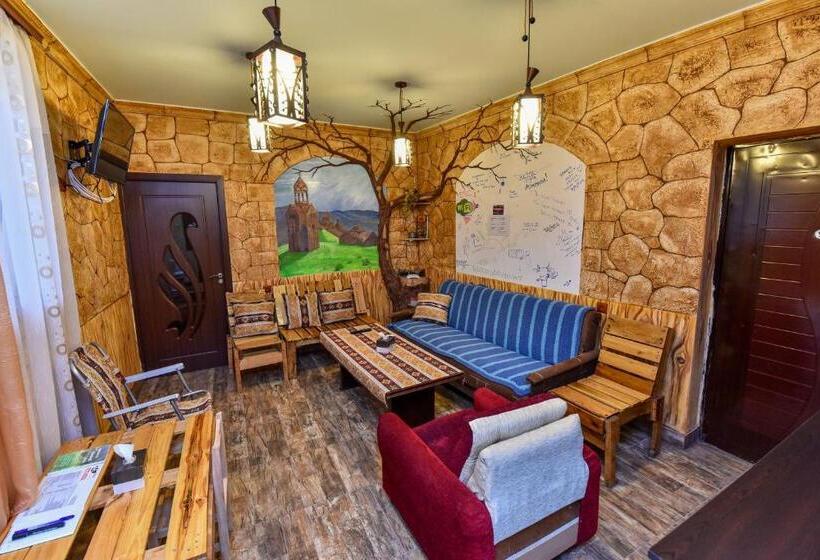 חדר אקונומי לשלושה, Mini House