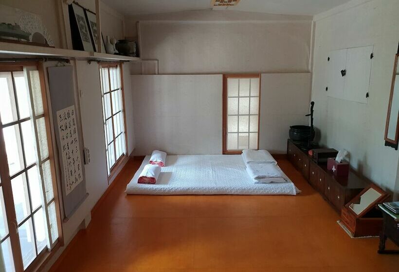 חדר משפחתי, Okyeon Jeongsa