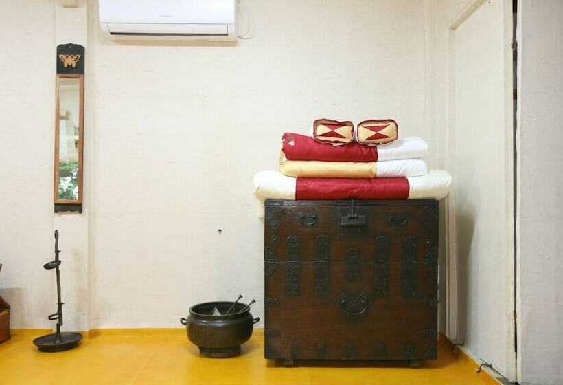 חדר משפחתי, Okyeon Jeongsa