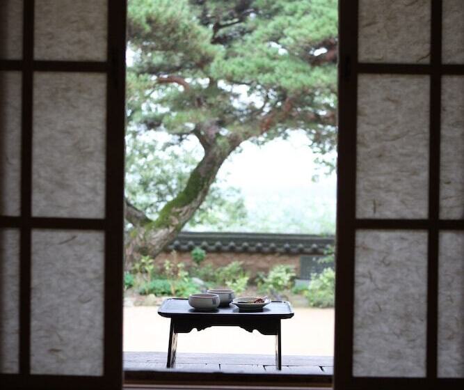 חדר משפחתי, Okyeon Jeongsa