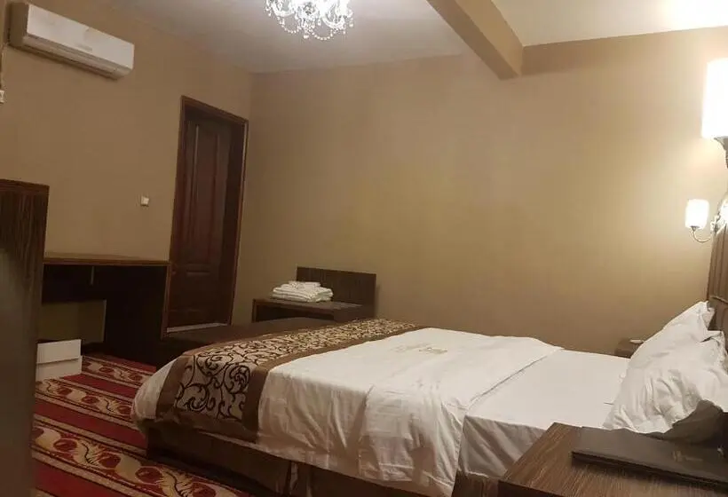 اتاق لوکس, Mbayaville