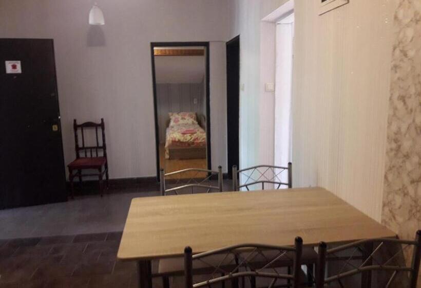 اتاق لوکس خانوادگی, Tabasko