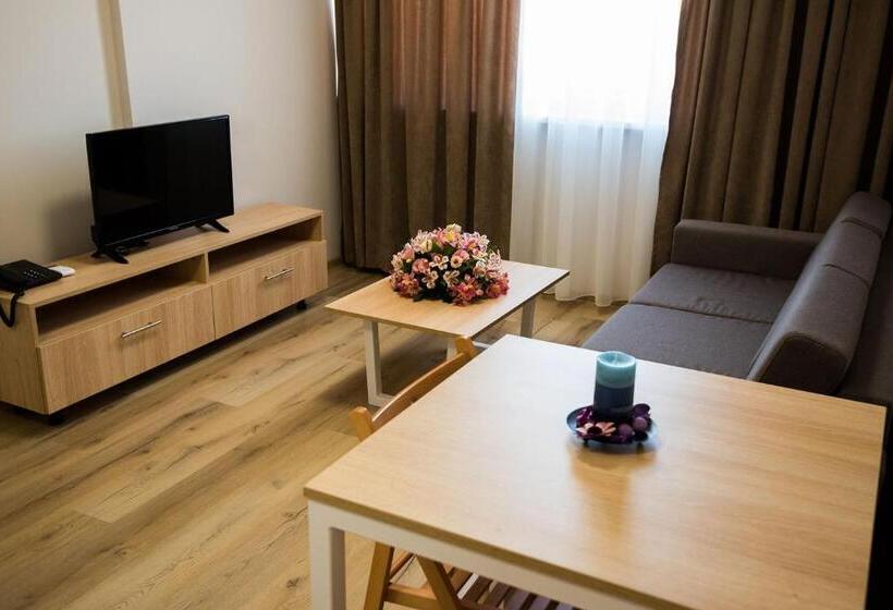 ２ベッドルームアパートメント, Court Inn