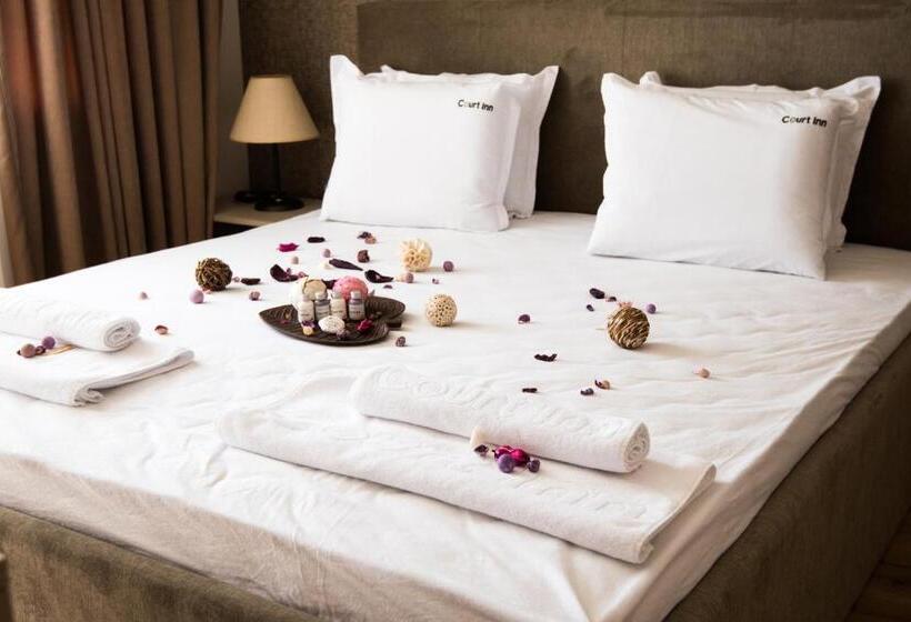 شقة غرفة واحدة, Court Inn