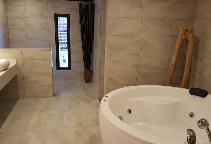 غرفة عائلية, Lot 33 Boutique