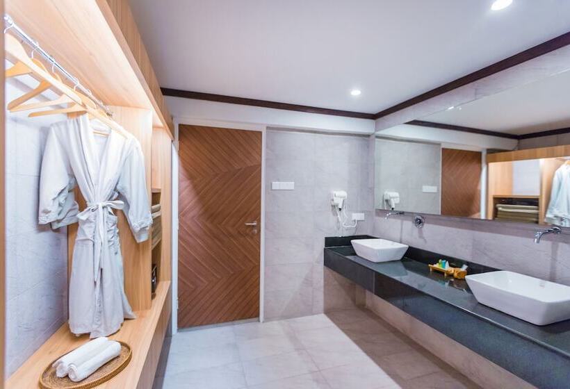 جناح جونيور, Lot 33 Boutique