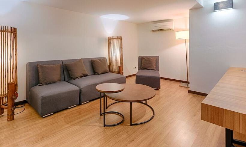 جناح جونيور, Lot 33 Boutique