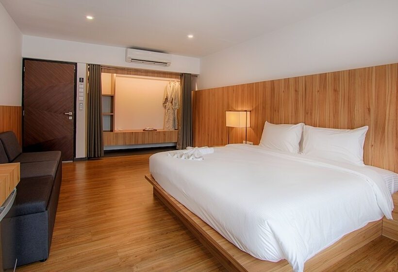 جناح جونيور, Lot 33 Boutique