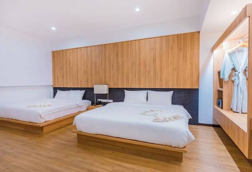 جناح جونيور, Lot 33 Boutique