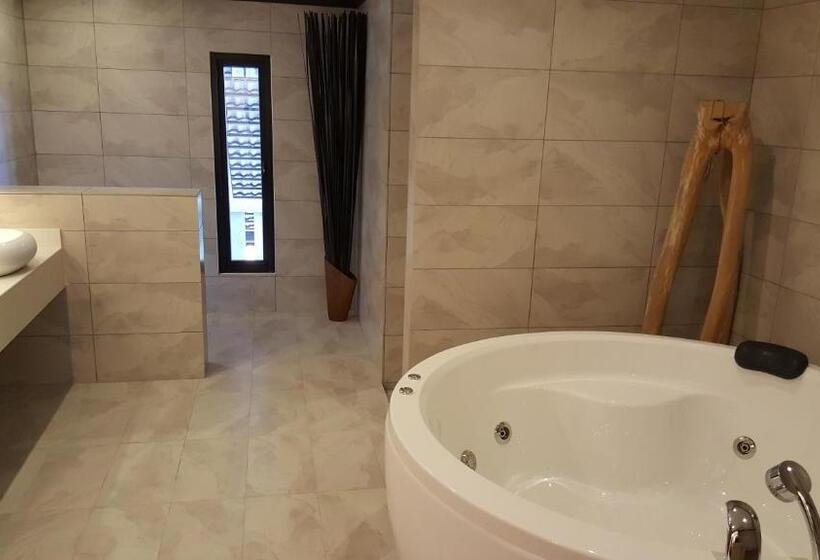 اتاق لوکس خانوادگی, Lot 33 Boutique