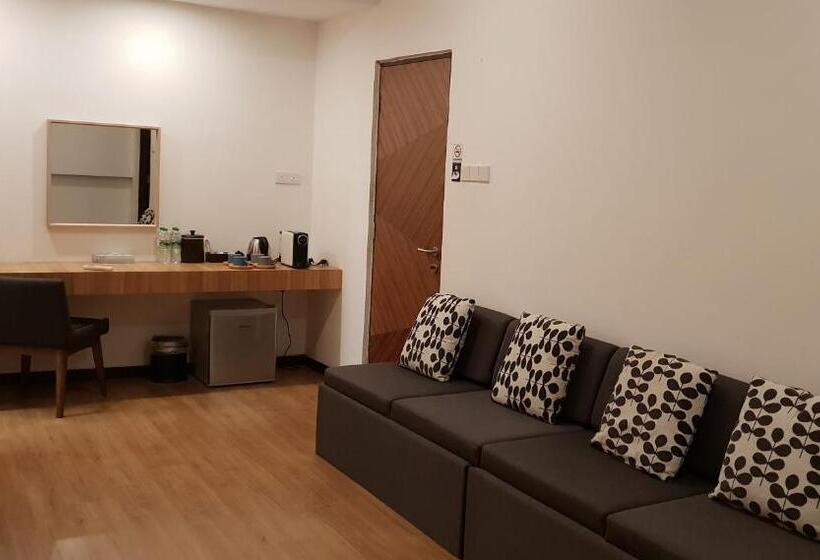 جناح جونيور, Lot 33 Boutique