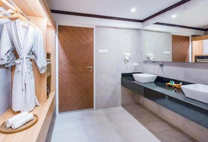 جناح جونيور, Lot 33 Boutique