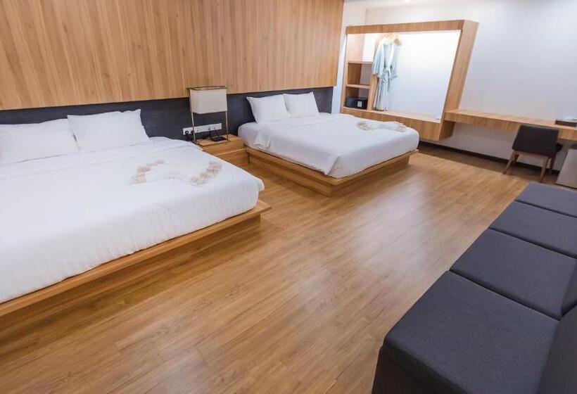 جناح جونيور, Lot 33 Boutique