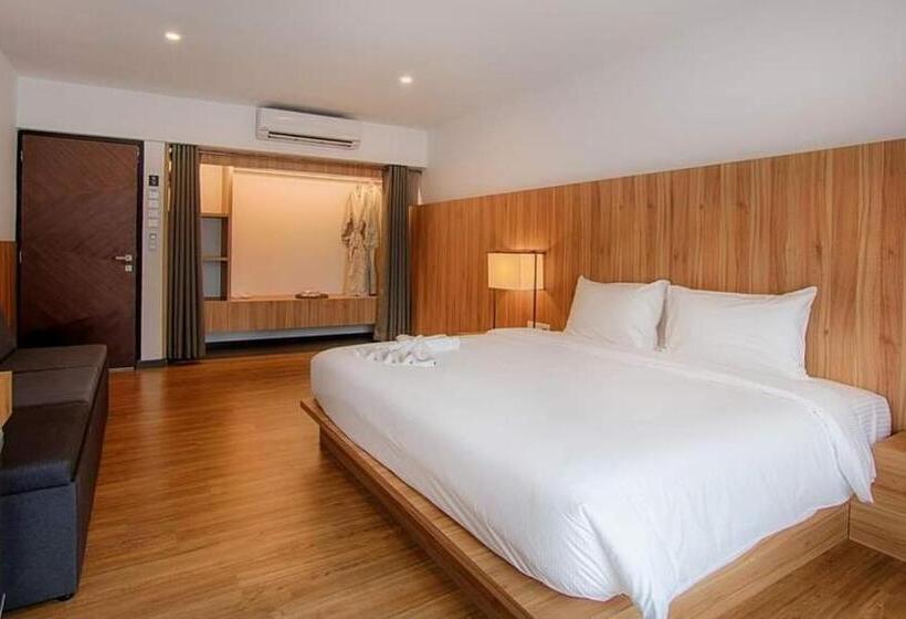 جناح جونيور, Lot 33 Boutique