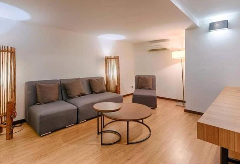 جناح جونيور, Lot 33 Boutique