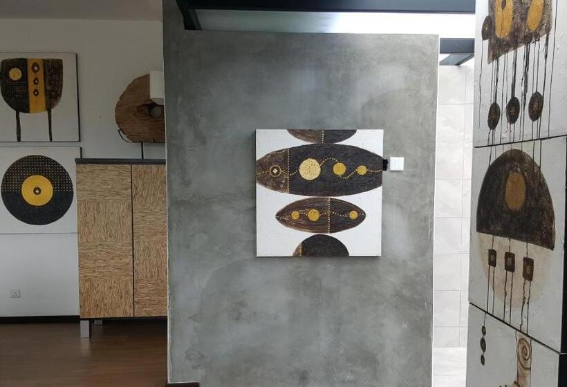 جناح إدارى, Lot 33 Boutique