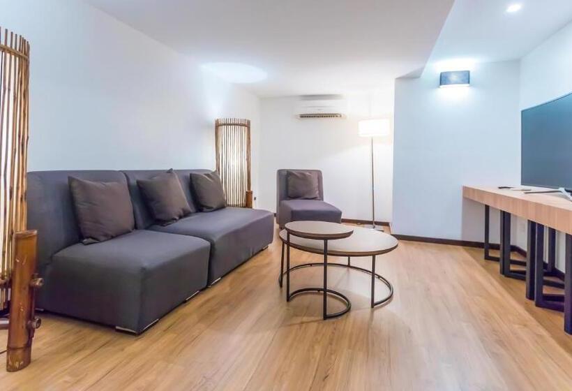 جناح جونيور مزوَّد بشرفة, Lot 33 Boutique