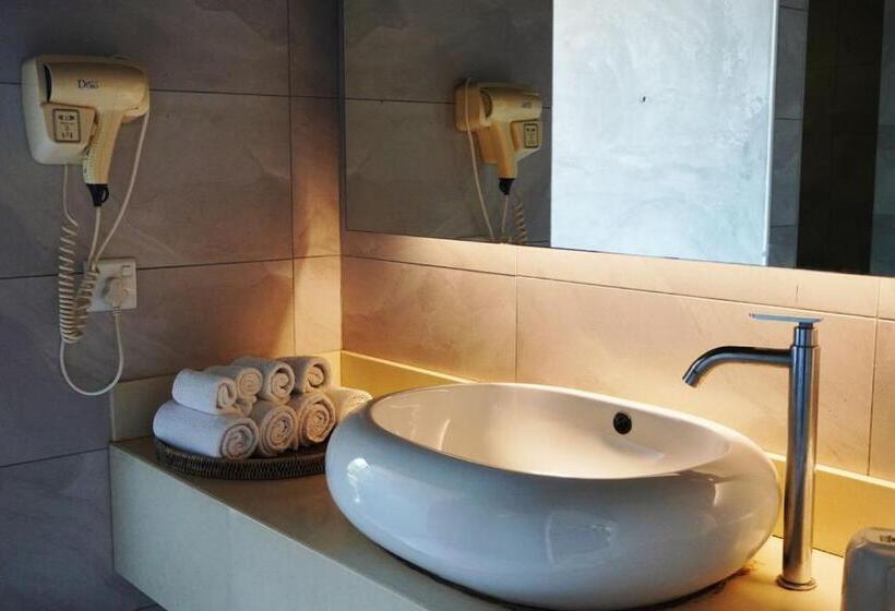 جناح دوبلكس, Lot 33 Boutique