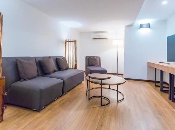 جناح جونيور, Lot 33 Boutique