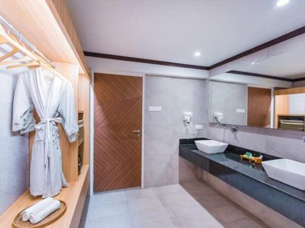 جناح جونيور, Lot 33 Boutique