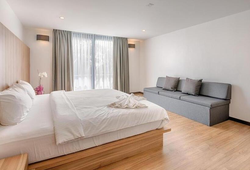 جناح جونيور, Lot 33 Boutique