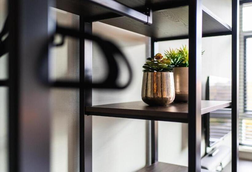 Номер Стандарт, Onderwijshotel De Rooi Pannen Eindhoven