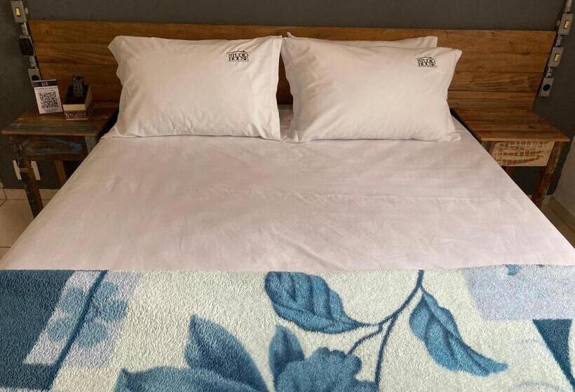 اتاق سوپریور, Studio House