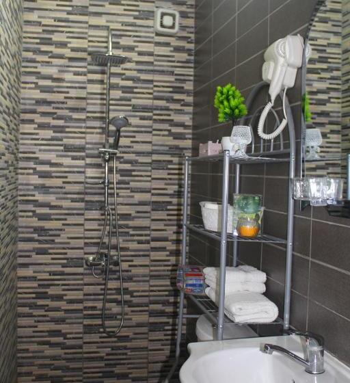 اتاق استاندارد سه نفره, Kika