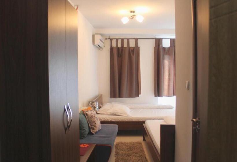 اتاق استاندارد سه نفره, Kika