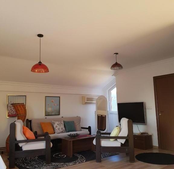 اتاق استاندارد سه تخته با بالکن, Kika