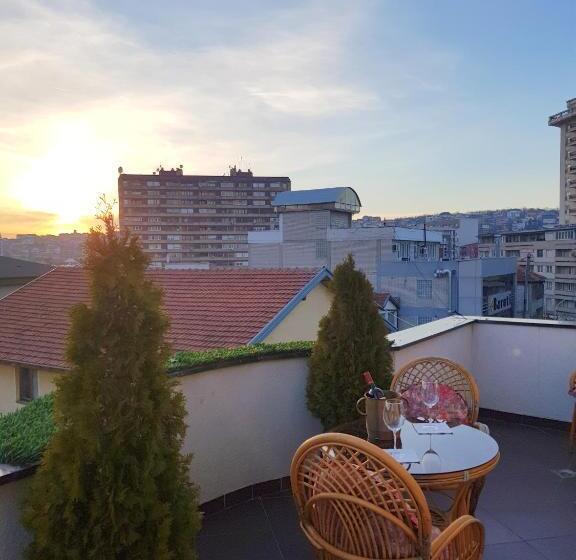 اتاق استاندارد سه تخته با بالکن, Kika